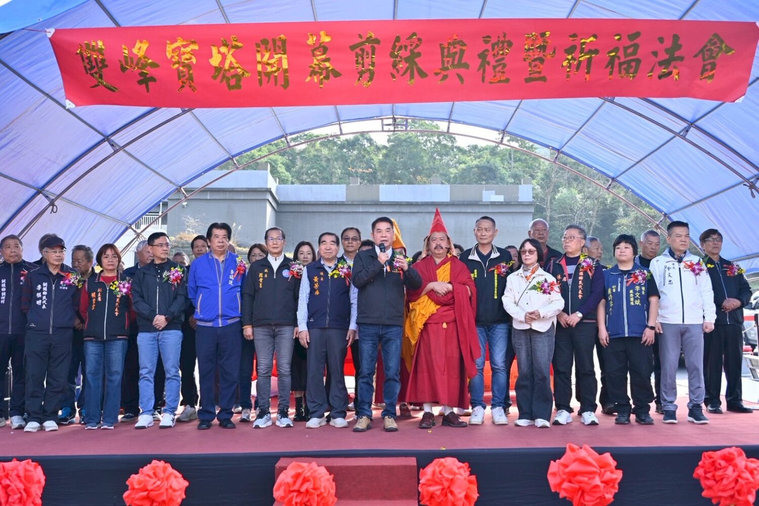 雙峰寶塔落成啟用典禮中,苗栗縣長鍾東錦(中)出席致詞,與地方民意代表及宗教界人士一同參與活動,現場氣氛莊重。(圖/記者林照東攝)