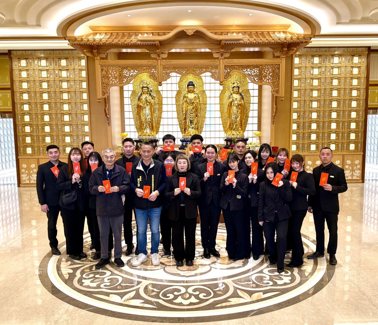 雙峰寶塔落成啟用典禮後,董事長葉文琪(前排中)與工作團隊於大殿前合影留念,象徵設施正式啟用,迎接服務地方民眾的新階段。(圖/記者林照東攝)