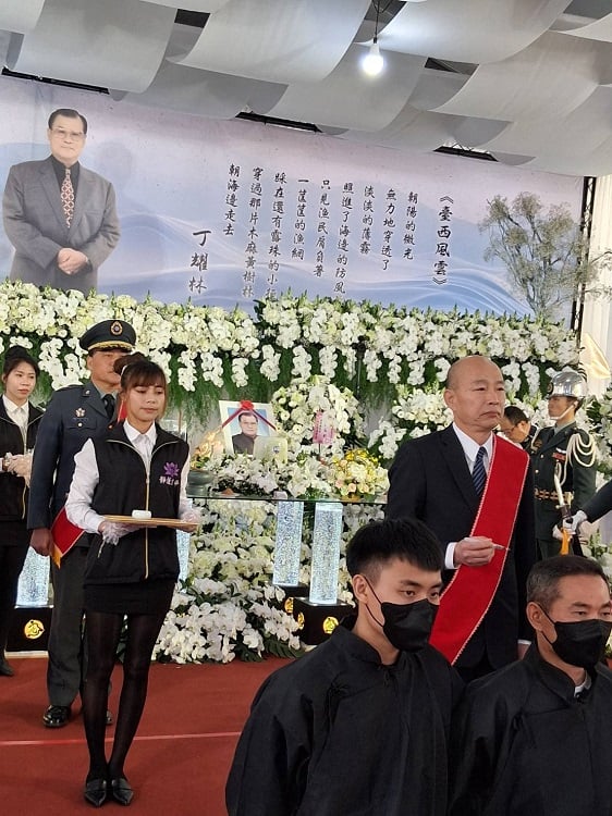 ▲立法院長韓國瑜為主祭官(右上)為立委丁學忠(右一)點主。(記者劉春生攝)