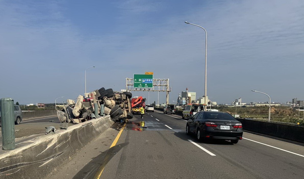 疑恍神釀禍 台61線水泥預拌車撞分隔島翻覆 駕駛受困送醫無大礙 - https://www.watchmedia01.com