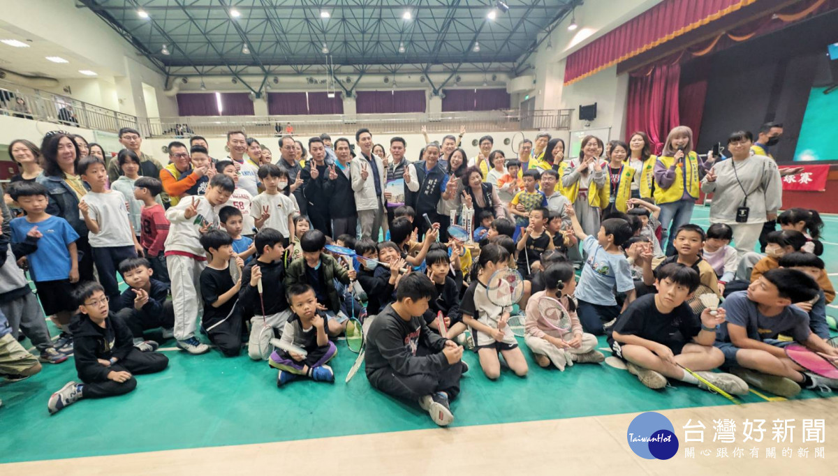 立委廖偉翔及運彩公會代表林承毅前往「家委盃」羽球賽現場贈球，永春國小的家長及師生們均開心極了！