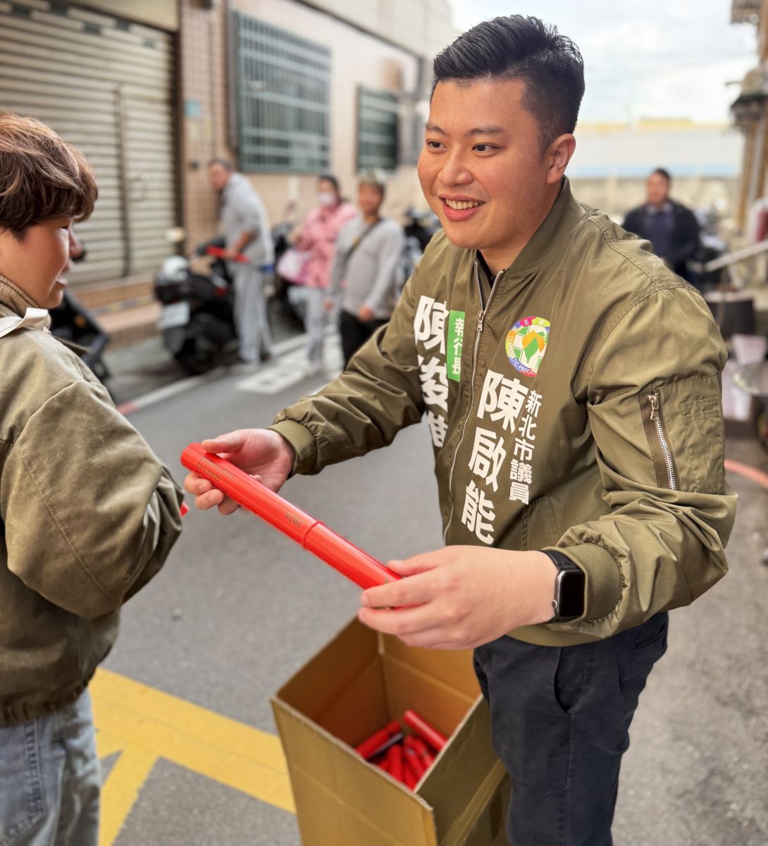 圖/將投入2026年新北市議員選舉的陳俊維,發送「台灣尚勇」與「神馬都好」的春聯給民眾。(新北市議員陳啟能辦公室提供)