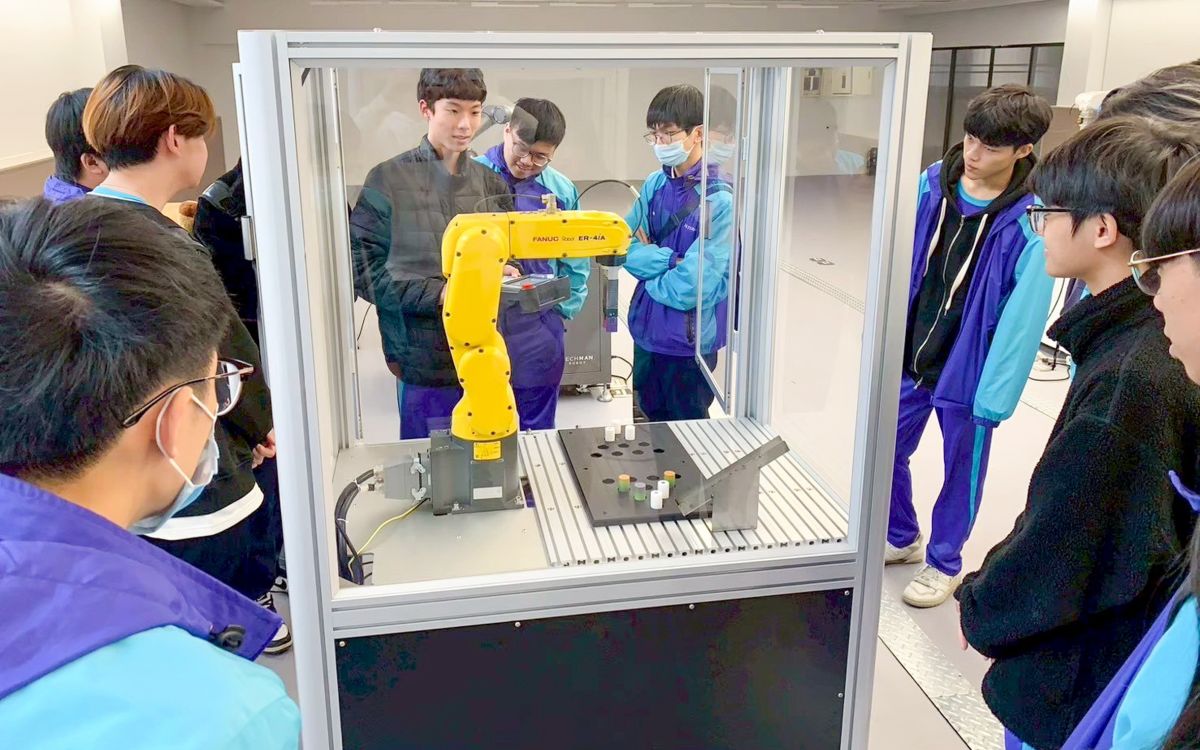 圖／三重商工機械科學生在實習工場，學習智慧型機器手臂操作。（新北市政府教育局提供）