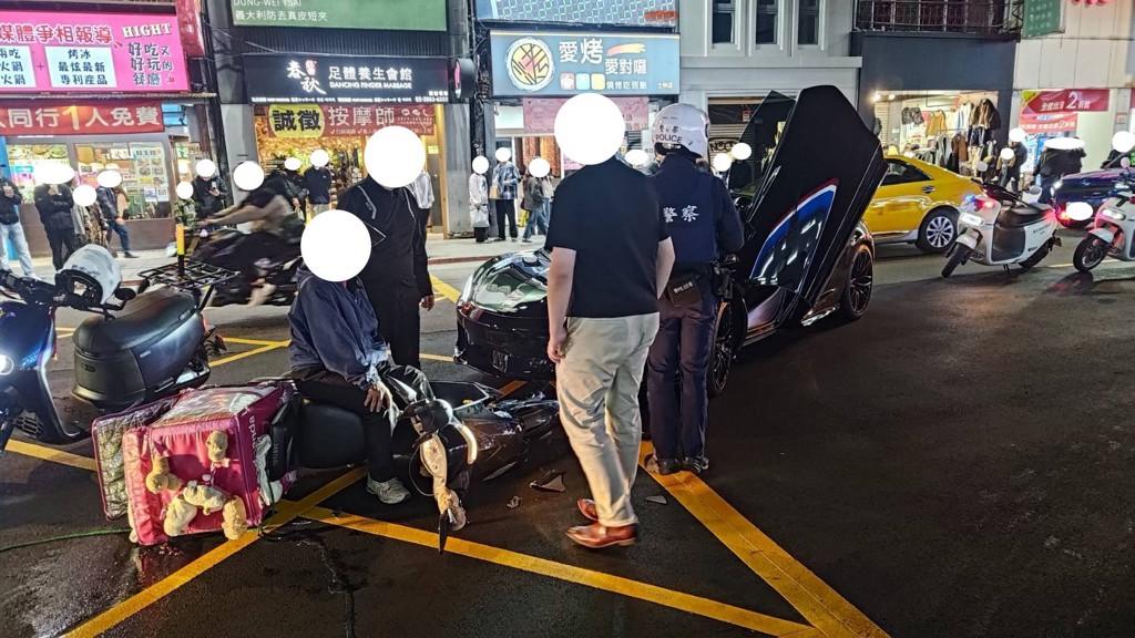 警方初步研判,事故主因為麥拉倫超跑轉彎時未依規定禮讓直行機車。