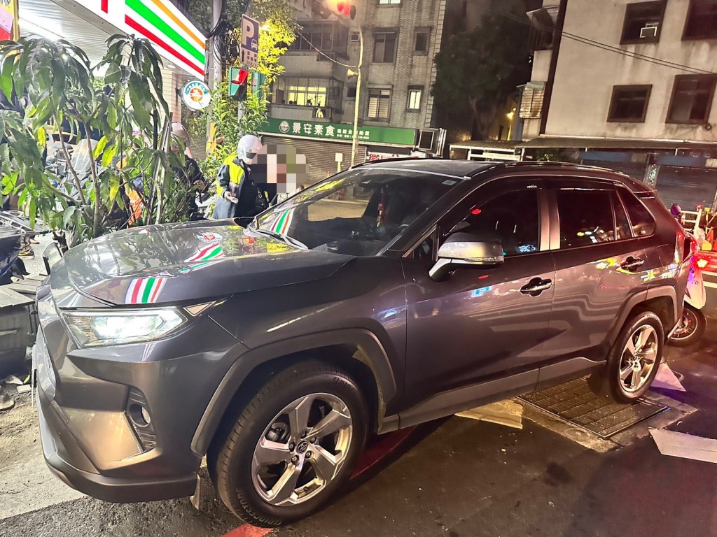 影/吃感冒藥上路!中和77歲翁頭暈失控-休旅車撞爆超商柱子
