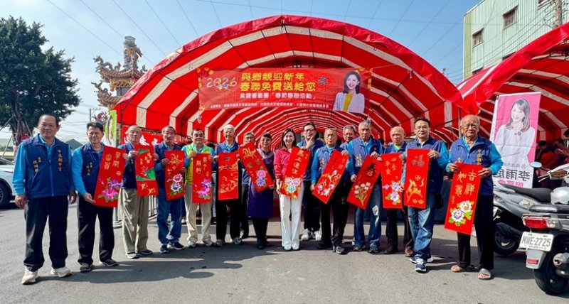 一張春聯一份祝福 李雨庭陪鄉親迎新年 現場溫馨熱鬧