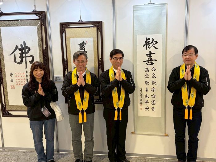 為全球祈福眾生安樂 藥師佛文化節宏揚善念 27 《圖說》副秘書長柯慶忠、民政局長林耀長與土城區長周晉平共同參觀墨寶展,感受淨耀大和尚的文字力量。〈民政局提供〉