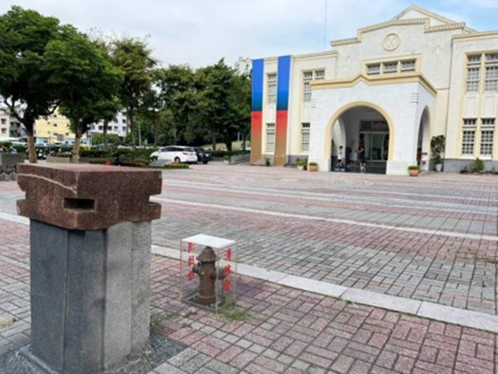 ▲歷史建築彰化市公會堂前消防栓及門柱。（圖／彰化縣政府提供）