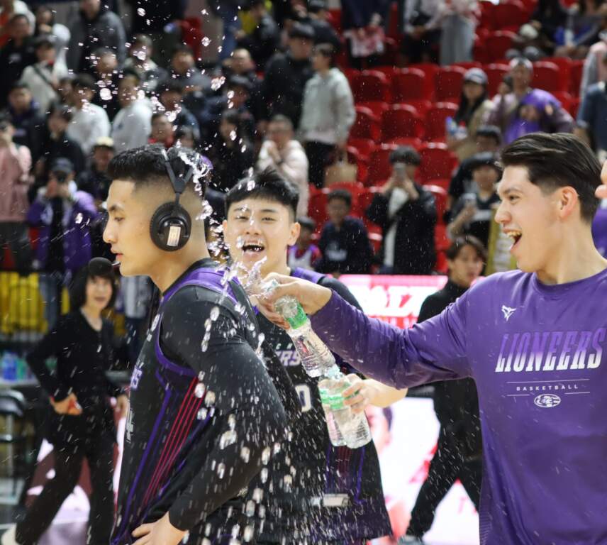 高國豪打出本季第一場32分的勝利,在台北客場接受隊友洗禮突襲。 (魏冠中攝影)