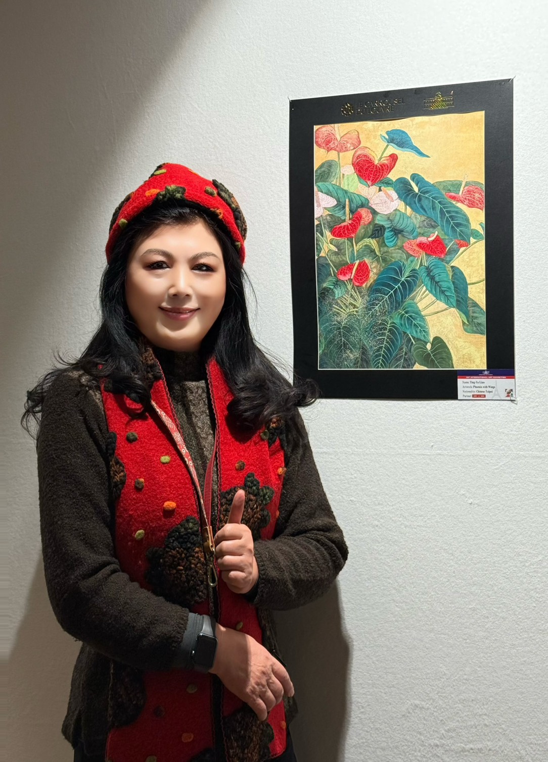廖庭玉在羅浮宮現場與作品《浴火鳳凰》合影