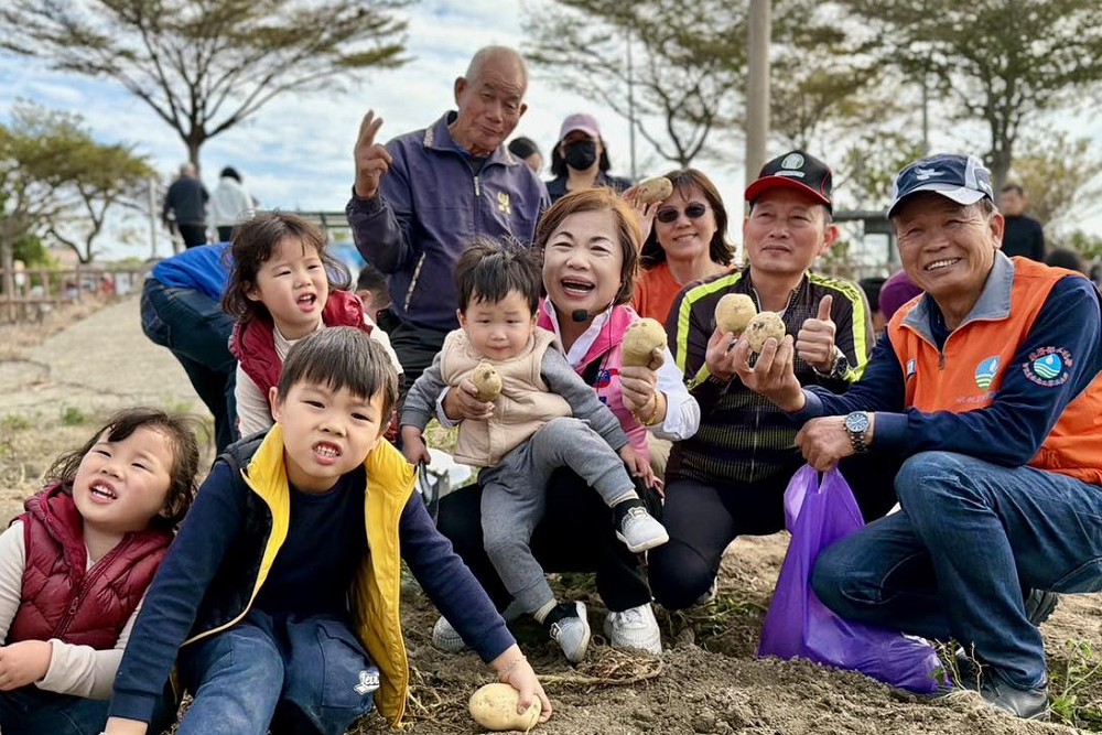 楊瓊瓔臉書遭基層洗板 網友轟破壞團結:不要搞到下屆立委都選不上 222 楊瓊瓔臉書遭基層洗板 網友轟破壞團結:不要搞到下屆立委都選不上 221