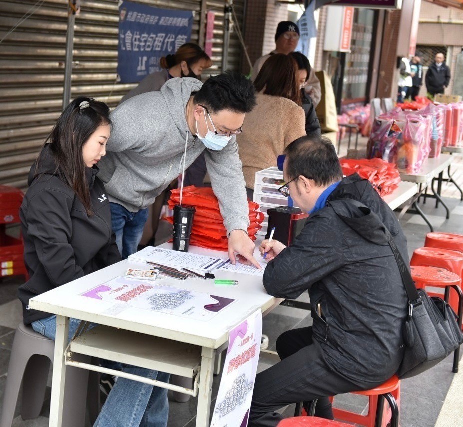 桃園住發處包租代管計畫媒合愛心房東與政策戶 估5000戶可受惠 包租代管業者結合社區活動說明市府本期政策