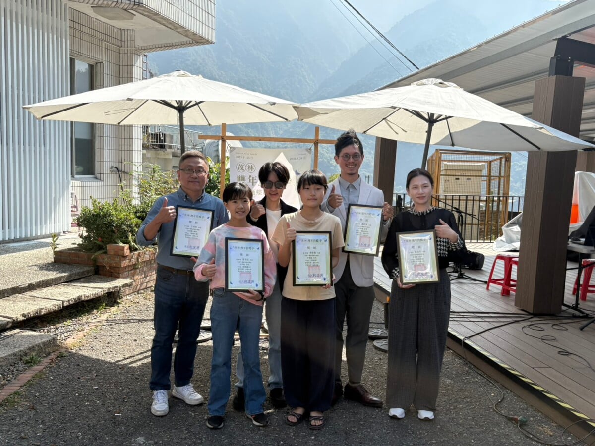 ▲交通部觀光署茂林國家風景區管理處舉辦「2025-2026茂林生態繪畫競賽」,得獎者們合影留念,展現不同世代以畫筆描繪茂林山林與紫斑蝶生態之美。