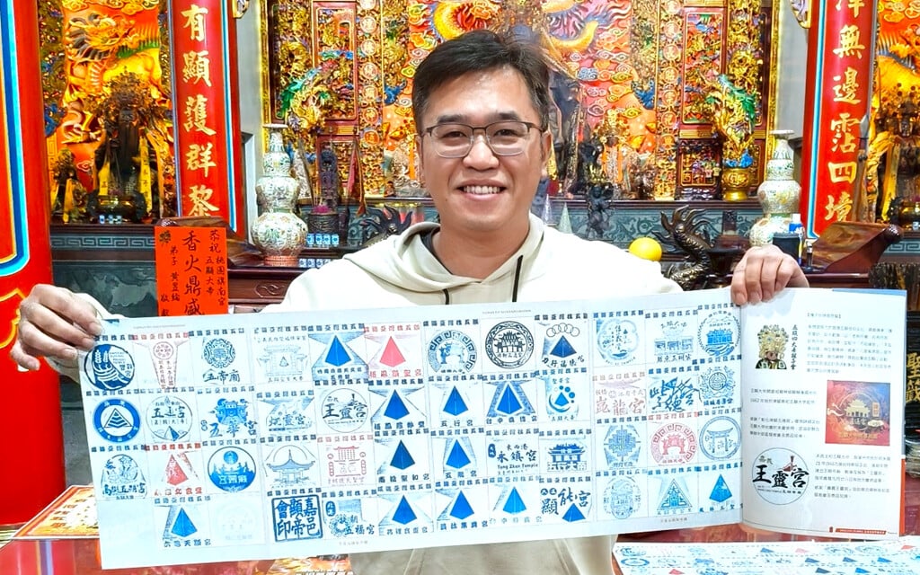 ▲「台灣美廟故事」主編陳建學是上班族，扣掉週間上班日，真正算一算，只用了2個週末六日，算起來是4天，風塵僕僕履完47間五顯廟，只為把台灣信仰的脈動記錄下來。