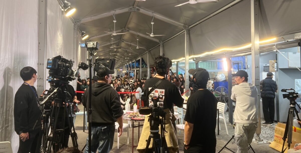 ▲《生存王2》節目團隊來到花蓮東大門夜市進行生存遊戲拍攝，大批粉絲在場等候，歡呼聲此起彼落，展現花蓮滿滿的人情味與熱情。