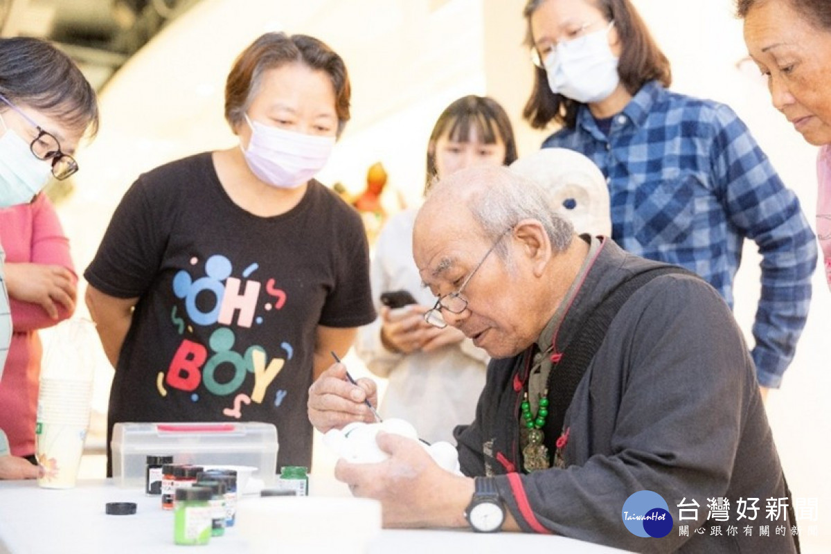 葉佳水藝師擅長方口獅、貔貅獅等客家獅型,並以五色布製作獅被,形塑出獨具特色的武獅風格。