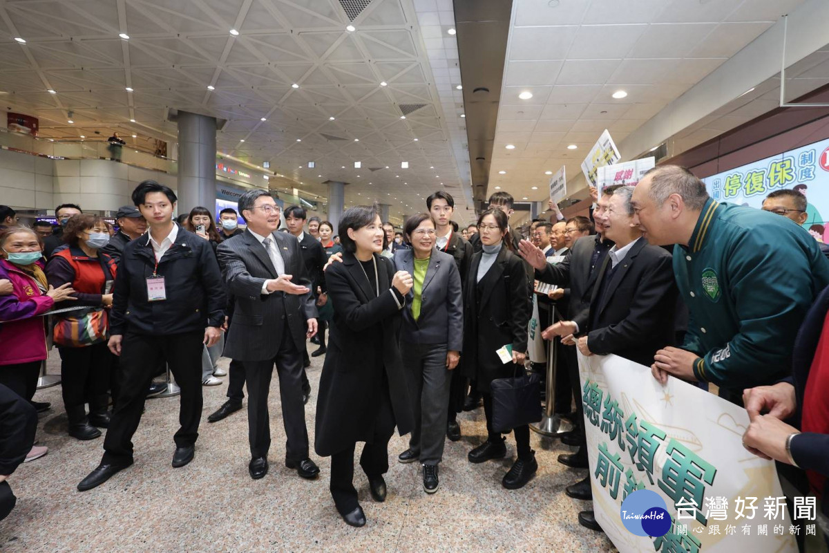 行政院長卓榮泰赴桃園機場迎接鄭麗君副院長一行 凱旋歸國。