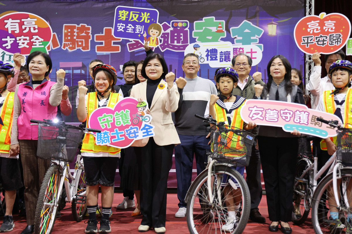 雲林北港朝天宮透過董事會補助，捐贈5000件LED反光背心給全縣騎自行車上放學的學童／翻攝照片