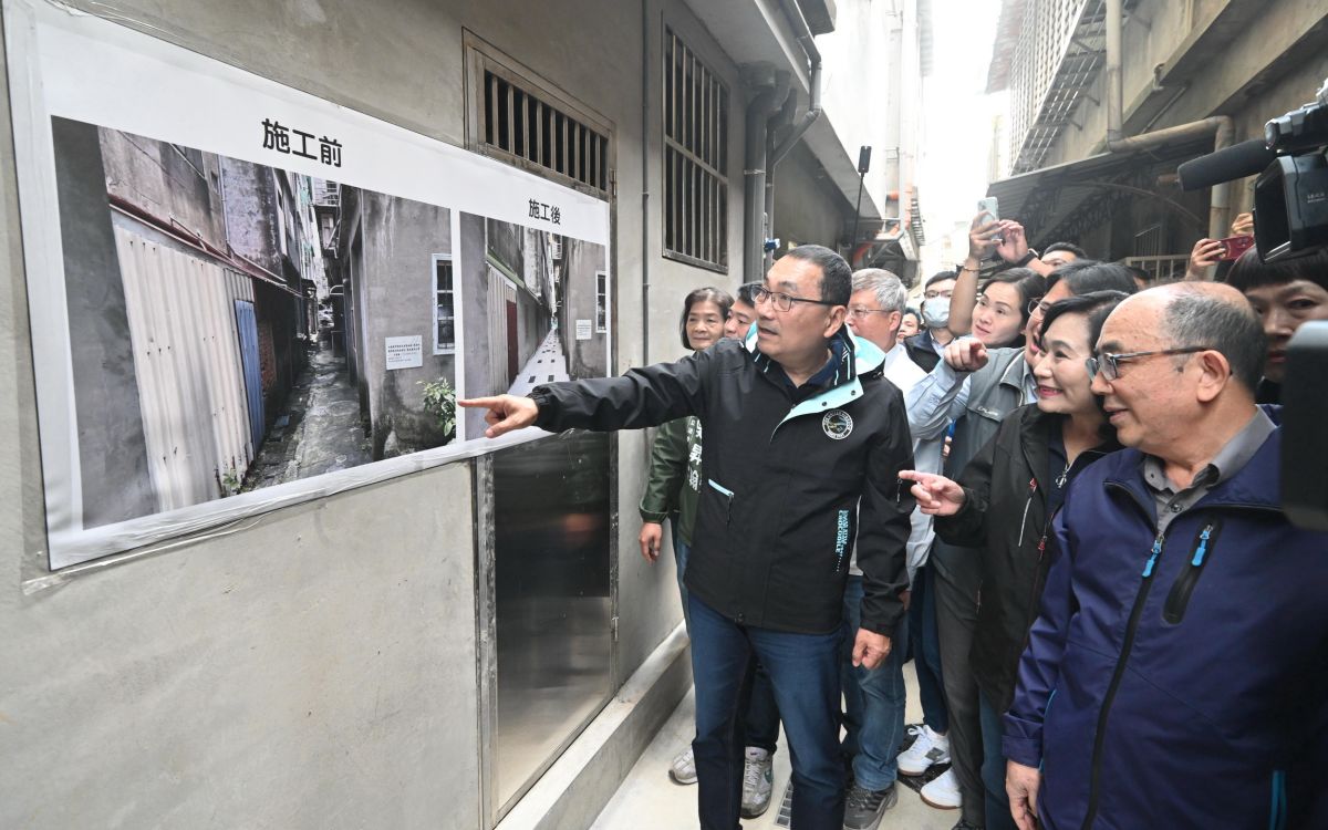 圖／新北市長侯友宜今（19）日前往三峽區視察污水下水道用戶接管工程，並表示市府會持續努力建構完善的污水處理系統，打造永續環境。（新北市政府新聞局提供）