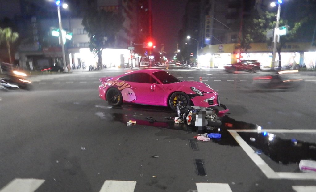 影/卡比保時捷闖禍了！高雄路口撞倒機車-粉紅跑車太吸睛反成焦點