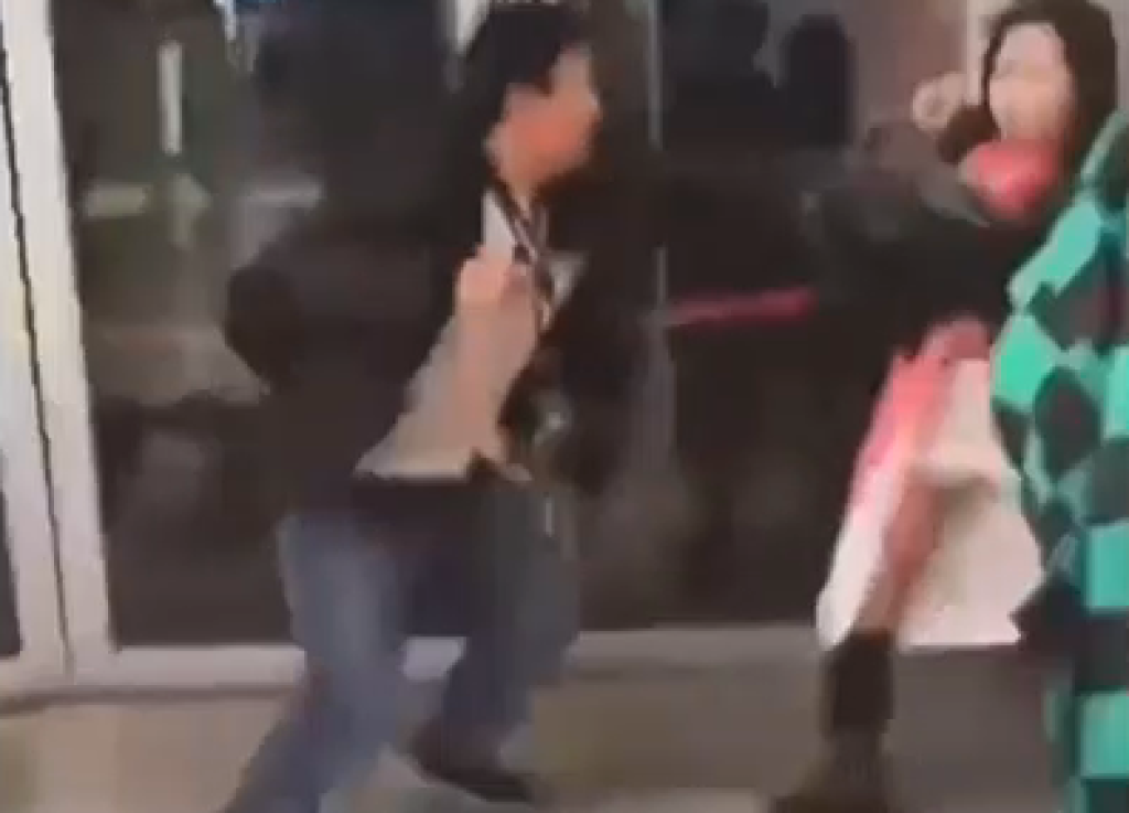 影/《鬼滅之刃》coser團拍變地獄!攝影師「扯禰豆子假髮」追打無一郎、黑死牟 狠嗆:挖妳眼珠
