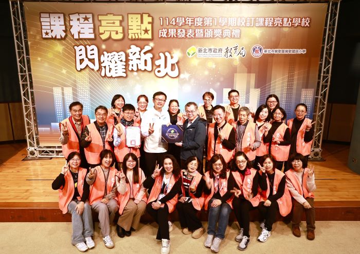 打造「人機協作」新學習模式 新北AI浪潮進課堂! 50 《圖說》得獎團隊鶯歌國小以陶藝文化為底蘊,揉合閱讀文史與永續素養,把傳統工藝帶進數位人文學習,第二排中左為教育局長張明文。〈教育局提供〉