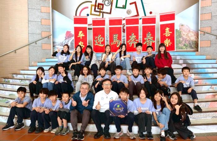 打造「人機協作」新學習模式 新北AI浪潮進課堂! 51 《圖說》教育局長與鶯歌國小校訂亮點課程實施班級合照。〈教育局提供〉