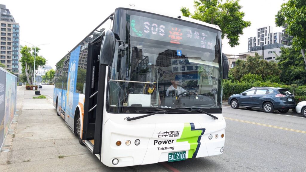 「SOS 請幫我報警」 中市公車創新加裝緊急求救按鈕 20 %E4%B8%AD%E5%B8%82%E5%85%AC%E8%BB%8A%E5%89%B5%E6%96%B0%E5%8A%A0%E8%A3%9D%E7%B7%8A%E6%80%A5%E6%B1%82%E6%95%91%E6%8C%89%E9%88%95