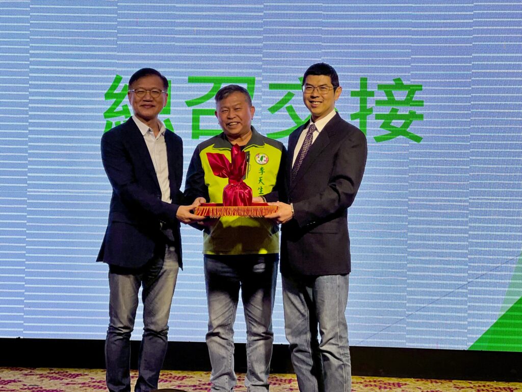 民進黨中市議會黨團交接 總召周永鴻宣示打造「戰鬥團隊」 20 AB515A34 6D8E 42D1 941D 7B312B7AE5DF