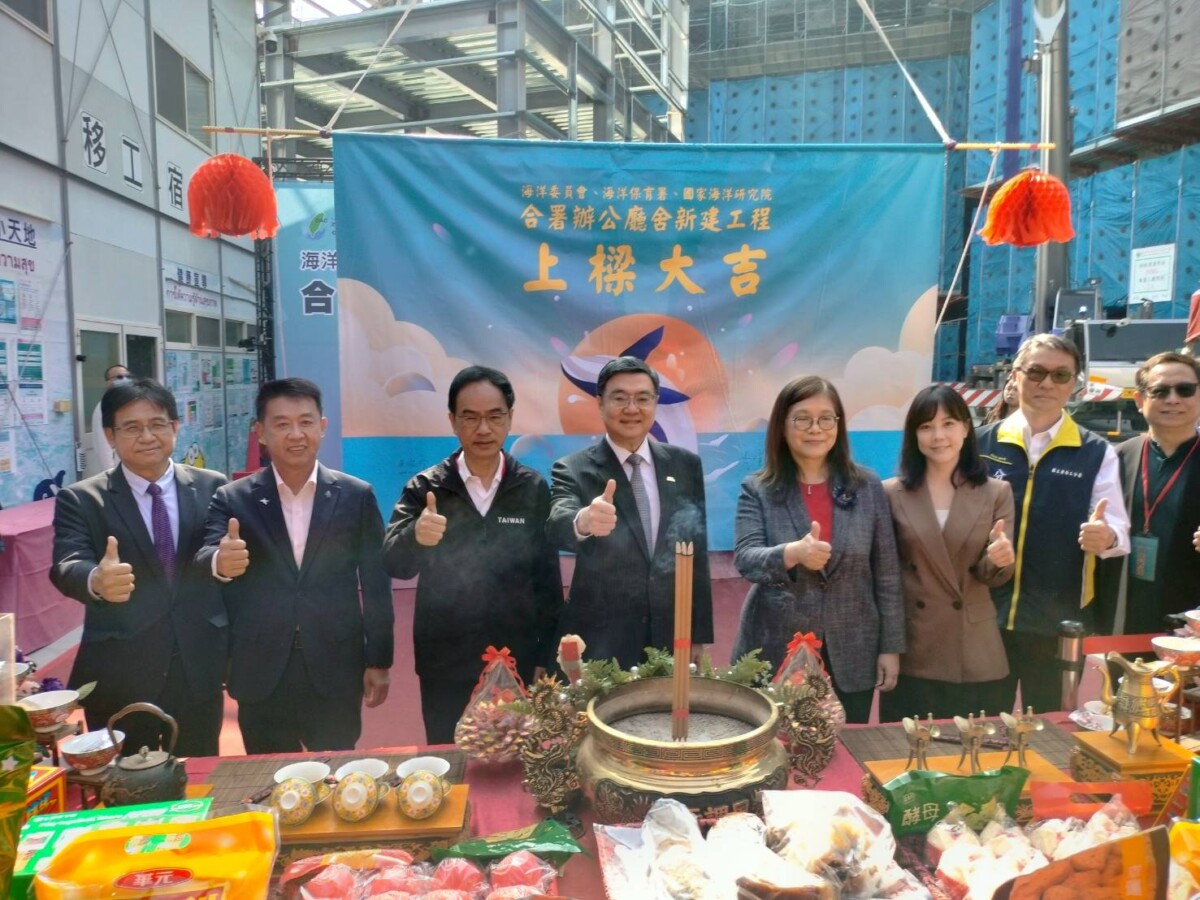▲行政院卓榮泰院長(中)、行政院李慧芝發言人(右五)、海委會管碧玲主委(右六)、台船公司陳政宏董事長(左二)、港務公司王錦榮總。（記者 李堂安 翻攝）