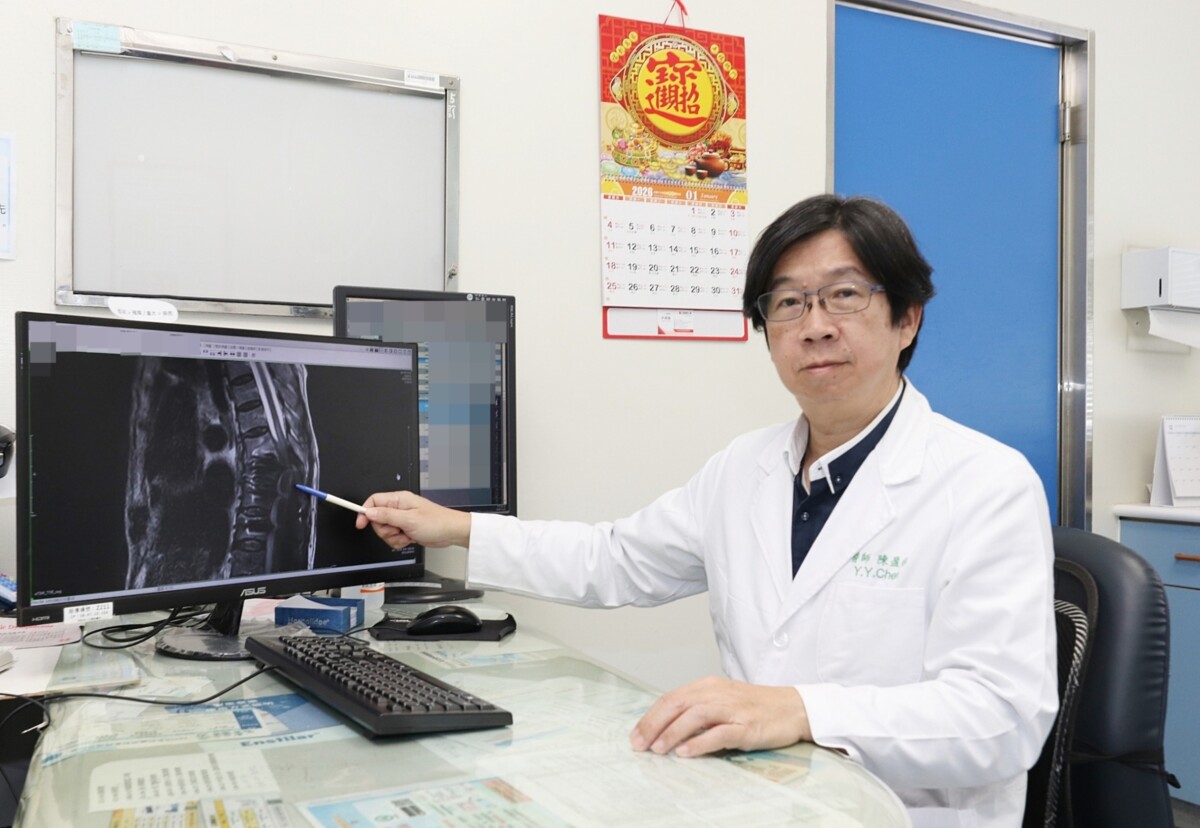 ▲陳盈佑主任指出，陳老太太的第七胸椎發生爆裂性骨折且壓迫到脊髓，需緊急手術。(圖/大里仁愛醫院提供)