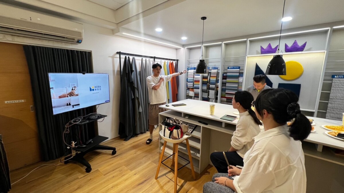 ▲赫里亞展示空間陳列多款布料與色樣，提供顧客依實際使用需求進行搭配選擇。（圖／Horia 赫里亞手工沙發提供）