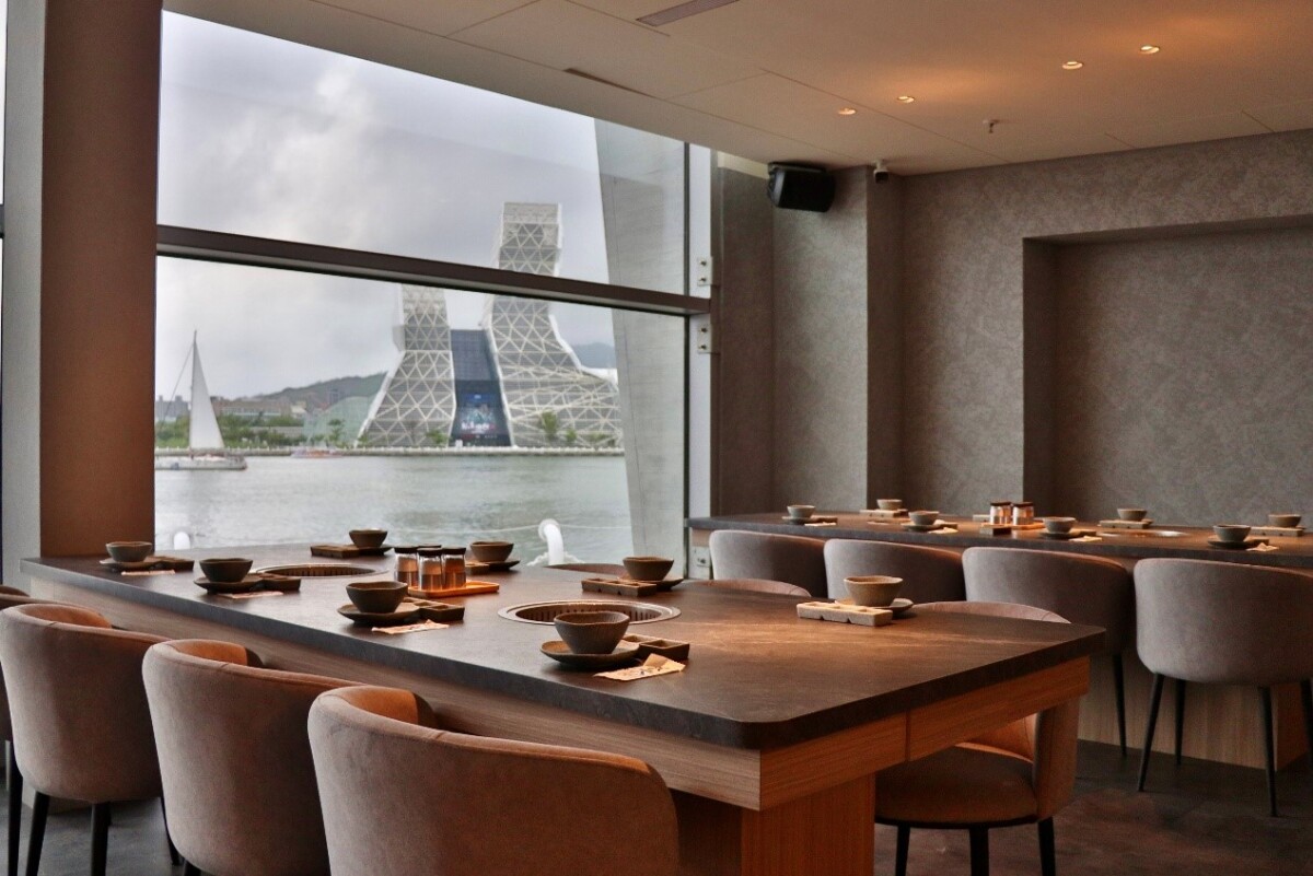 ▲店內環境優美,窗外愛河灣景色遼闊,讓顧客擁有美食、美景的雙重享受。(圖/1928燒肉總鋪提供)