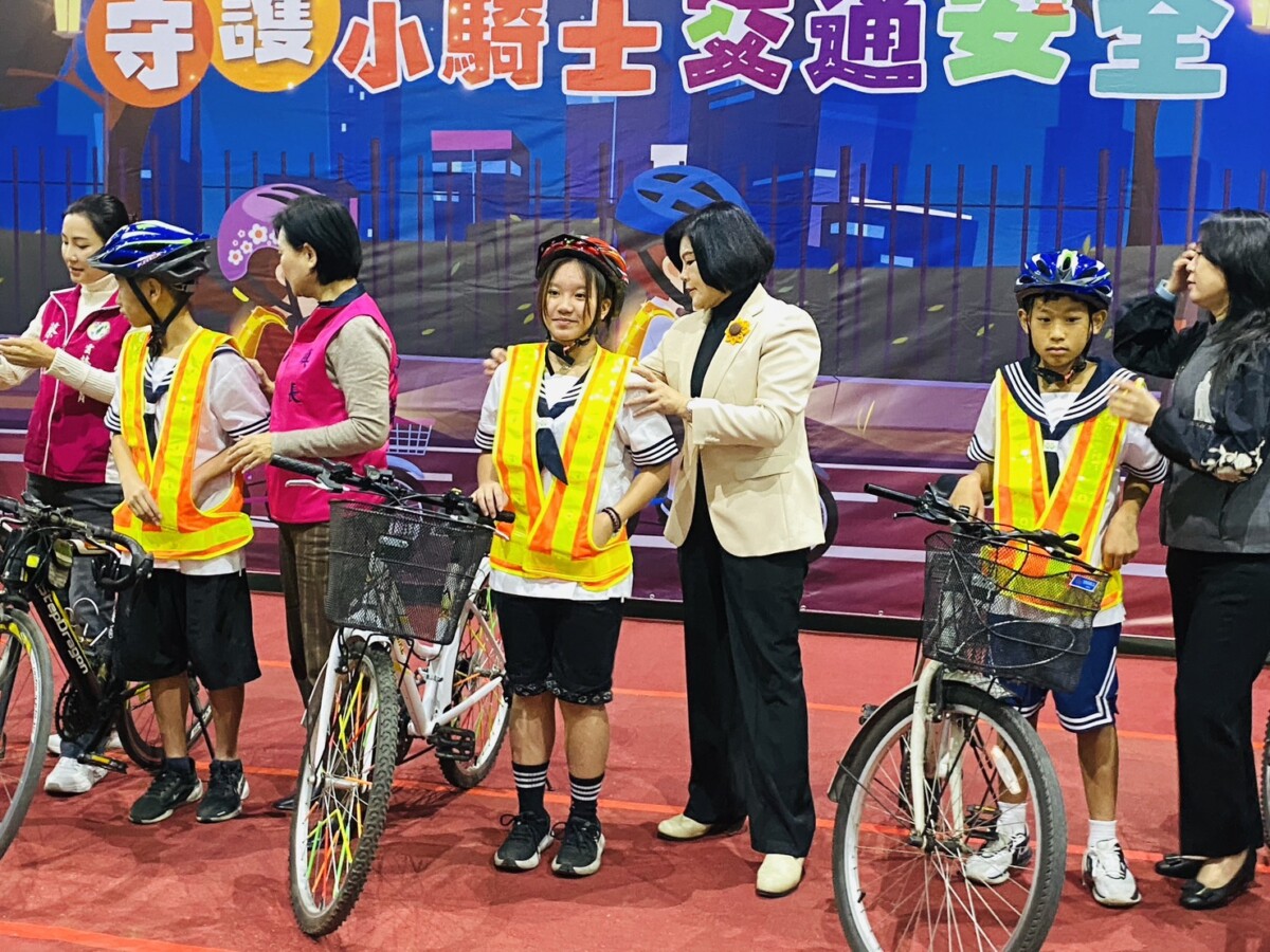 ▲雲林縣政府19日於南陽國小舉行「守護小騎士交通安全」記者會,縣長張麗善、雲林縣議會副議長蔡咏鍀、議員黃文祥、議員蔡孟真、北港鎮長蕭美文、北港鎮民代表會主席黃美蘭、縣府教育處長邱孝文、文化觀光處長謝明璇等共同出席關心LED反光背心傍晚夜間交通安全提升之助益。(記者陳雅琪攝)