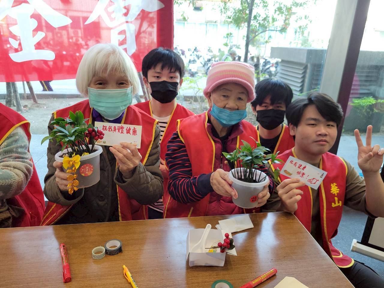妙善聖堂攜手尚有麵店送春聯做公益 馬年揮毫結緣吸引民眾排隊領取