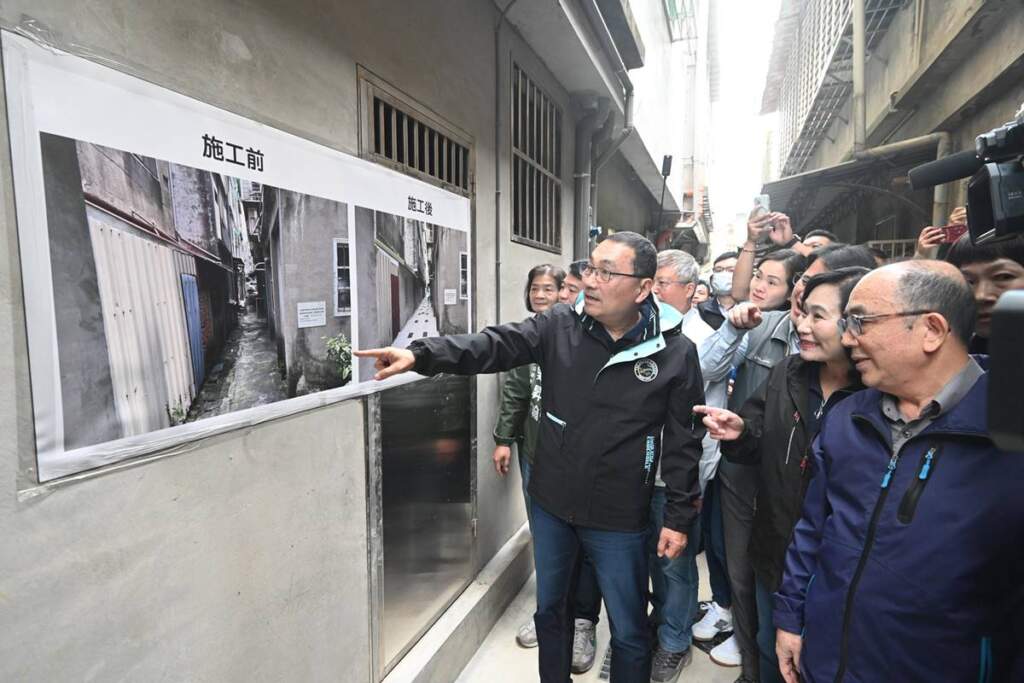 ▲新北市長侯友宜今日前往三峽區視察污水下水道用戶接管工程，並表示，市府會持續努力建構完善的污水處理系統，打造永續環境。