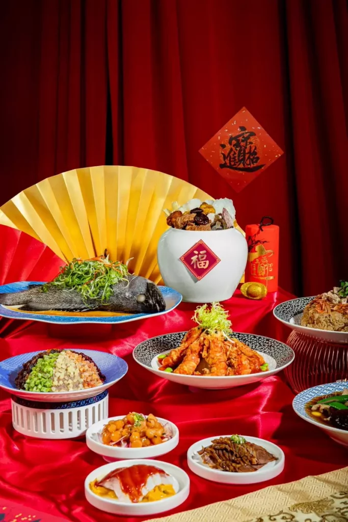 台北凱達大飯店今年由主廚團隊推出一系列外帶年菜,於2026年1月31日前訂購套組享早鳥85折優惠。圖:台北凱達大飯店提供。