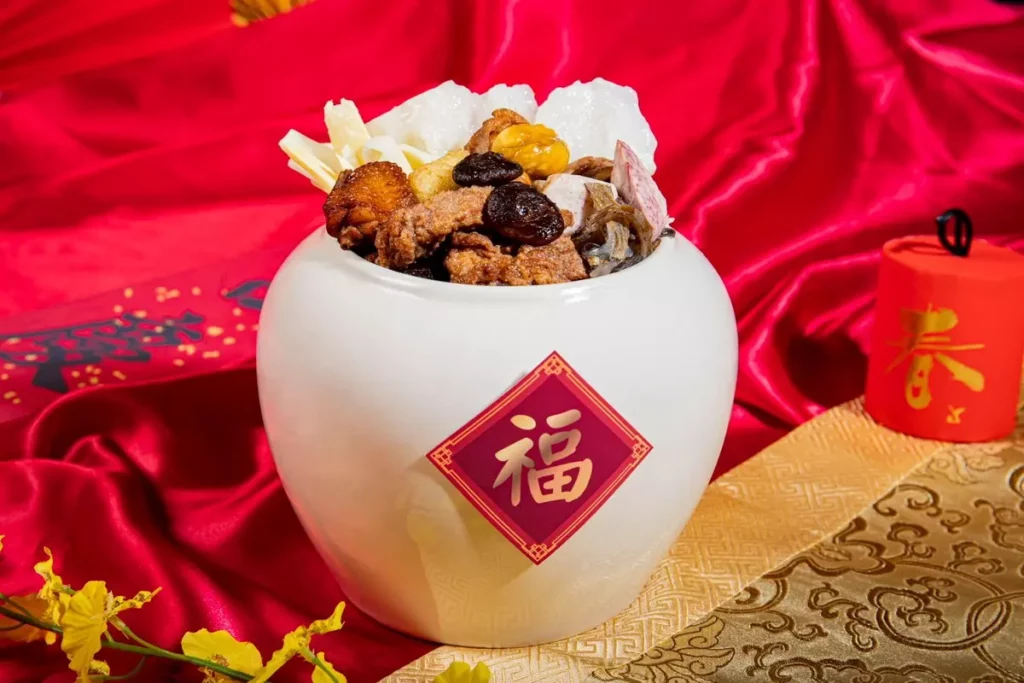 台北凱達大飯店推出的「宮廷花膠佛跳牆」,以慢火細熬數小時,花膠吸收排骨高湯精華,香氣溫潤、膠質滿盈,每一口都充滿年節的暖意與祝福。圖:台北凱達大飯店提供