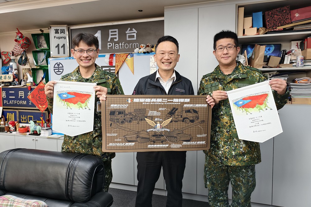 手繪國軍二一砲指部弟兄撐起巨幅國旗 蘇俊賓貼文釣出大批「同梯」 216 手繪國軍二一砲指部弟兄撐起巨幅國旗 蘇俊賓貼文釣出大批「同梯」 215