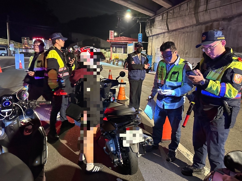 1年通報3633件 新北中和警強力取締改裝排氣管機車 203 cnews204260119a11