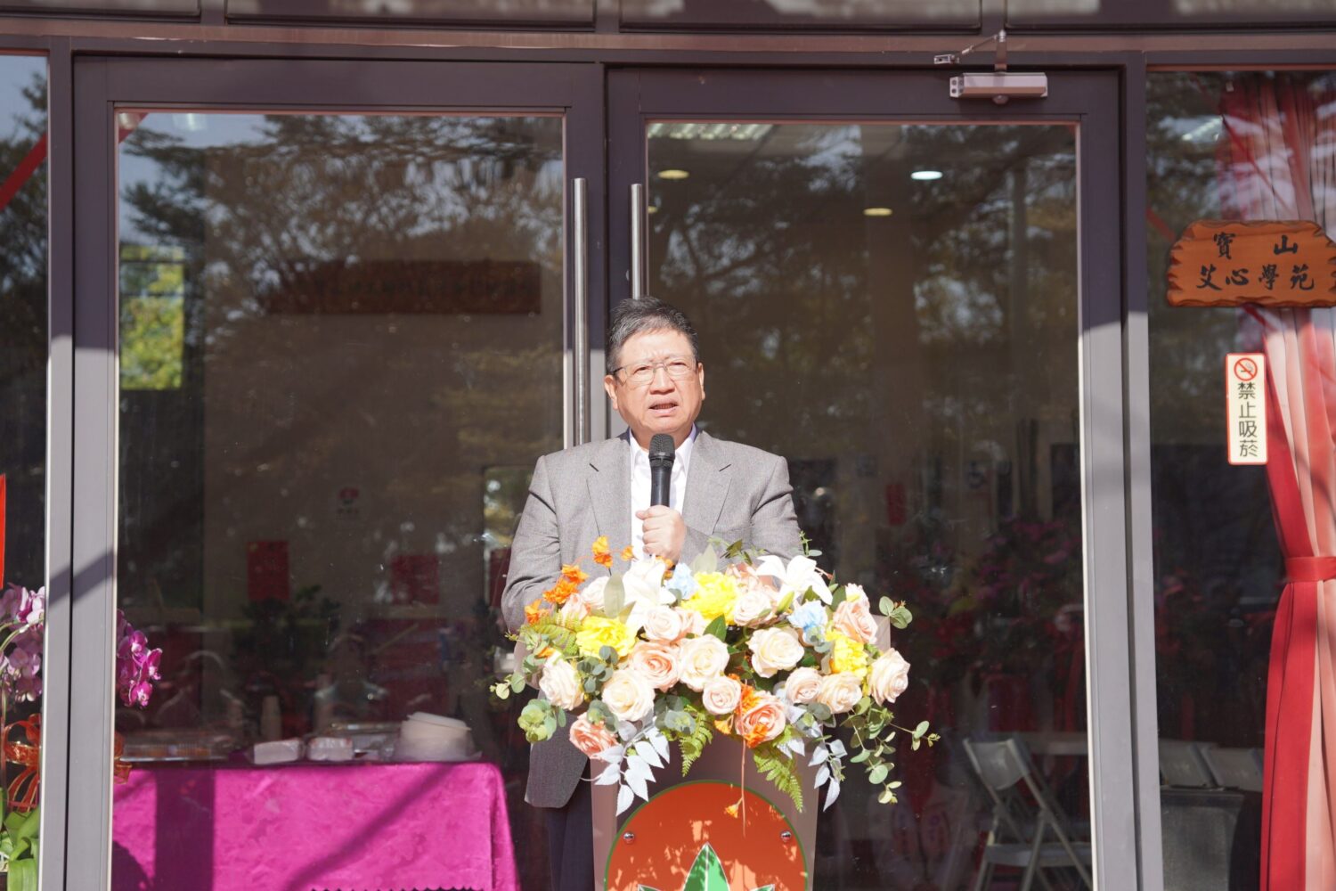 新竹縣長楊文科於消防局第四大隊揭牌典禮中致詞表示,成立第四大隊是因應科學園區高風險特性的重要布局,期盼透過超前部署,全面提升防救災量能,守護縣民生命財產安全。(圖/記者張家燁翻攝)