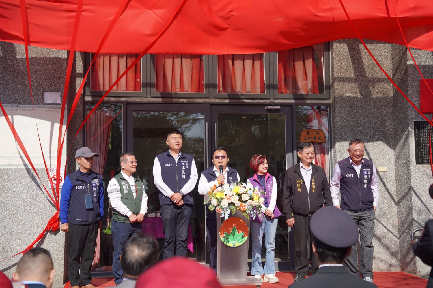 新竹縣政府消防局第四大隊19日舉行揭牌典禮,縣長楊文科(中)與多位縣議員、科學園區管理局代表、鄉鎮首長及消防、義消同仁共同出席,見證新竹縣消防體系發展的重要里程碑。(圖/記者張家燁翻攝)