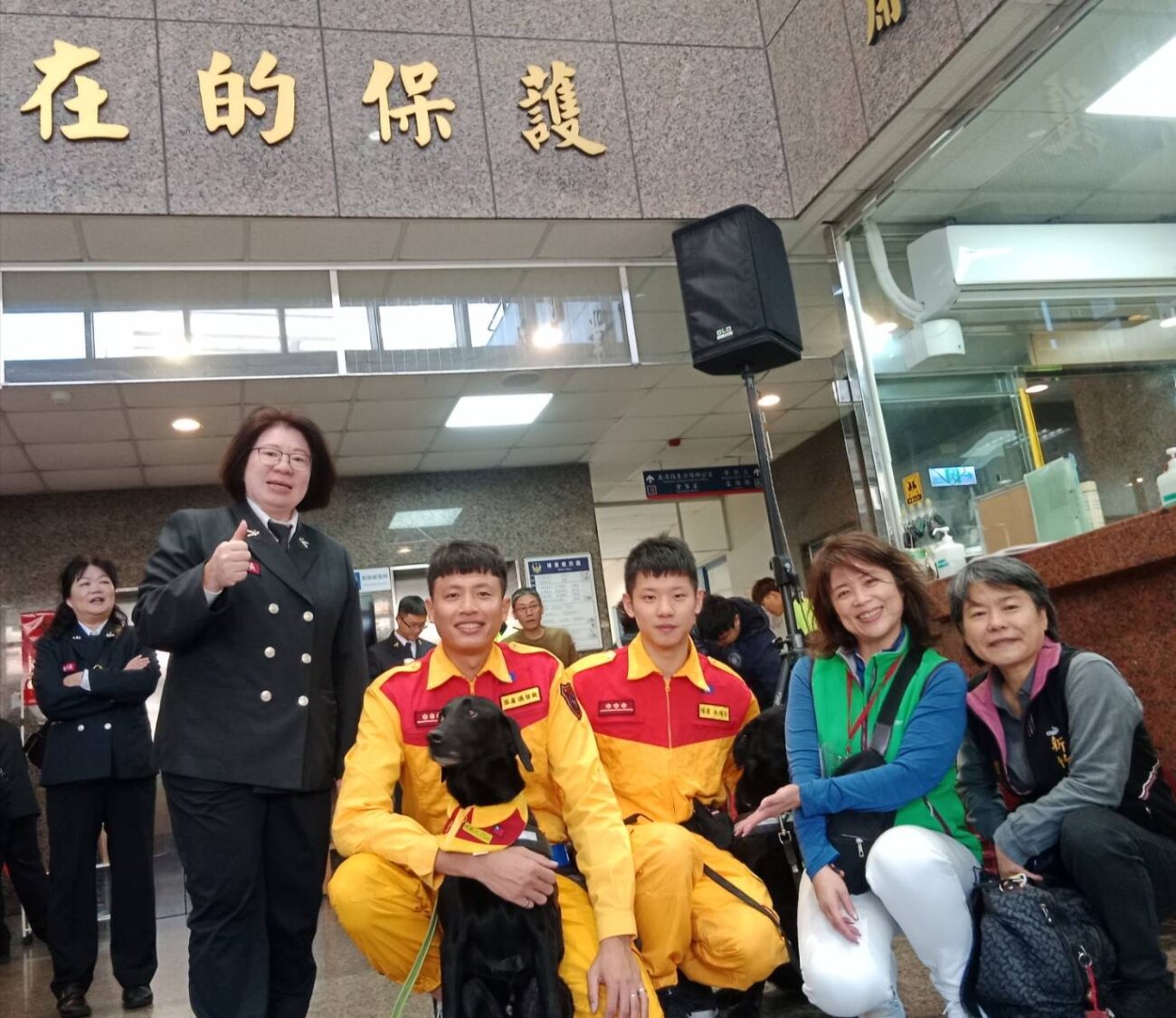 新竹119 冠軍搜救名犬Clay,在消防局捐血活動現場與民眾熱情互動。(圖/記者黃溎芬翻攝)