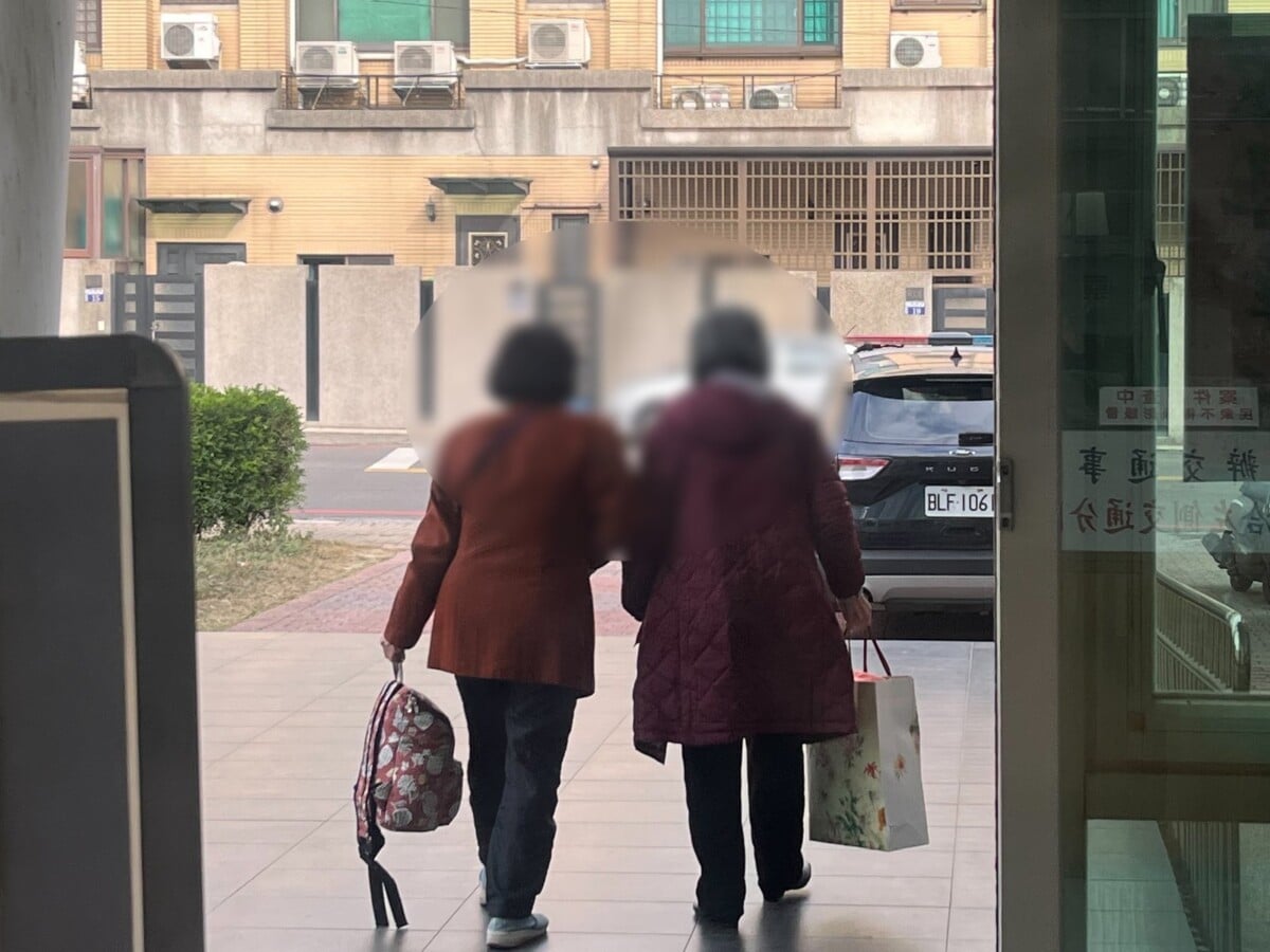▲ 誤解讓等待各自上演 警耐心協助姊妹相見。
