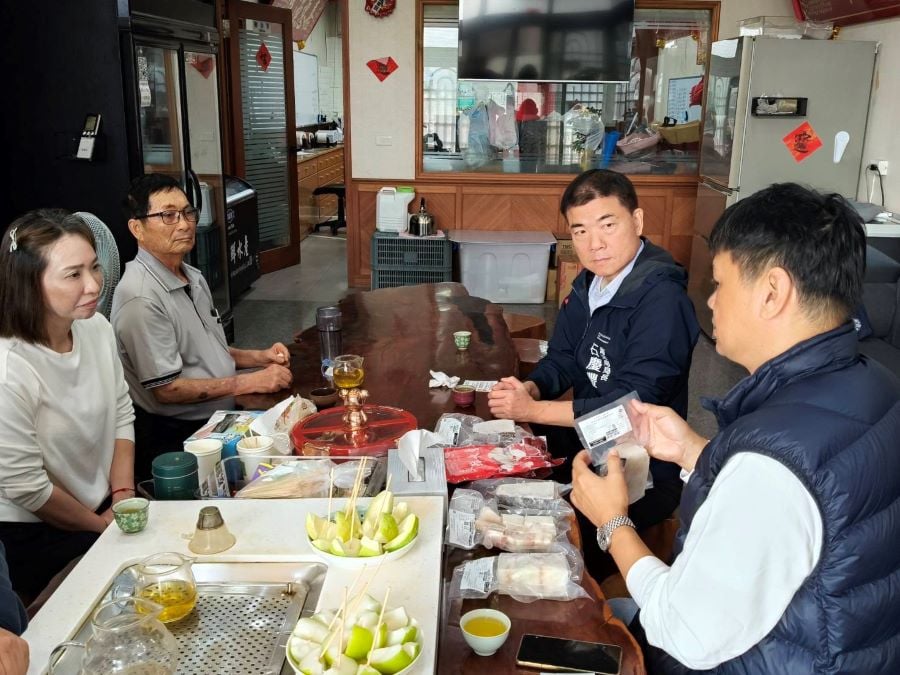 ▲ 海洋局局長石慶豐陪同沅享貿易有限公司拜會良鮮水產食品有限公司,進行現場交流與意見討論。