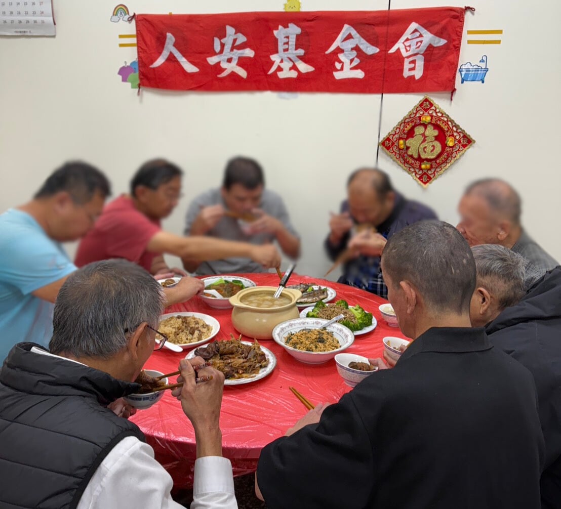 ▲人安基金會大寒前圍爐禦寒揪寒士試吃七道開運年菜。