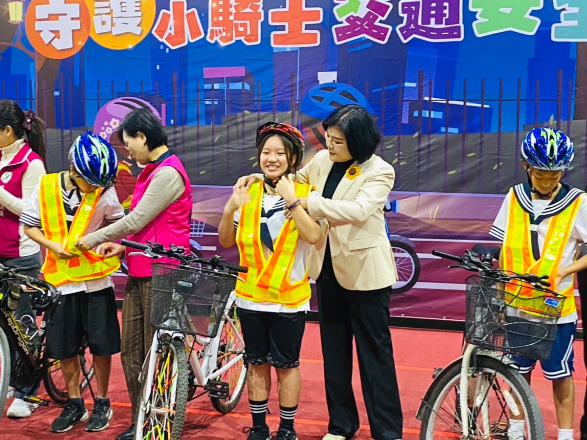 ▲林縣政府攜手北港朝天宮替全縣小騎士添購5千件配備高度辨識度LED反光背心，以提高駕駛人警覺性，守護交通安全。（記者蘇峯毅攝）