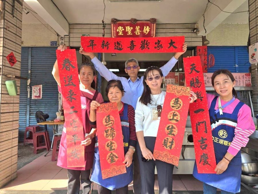 ▲書法名家王苡蘋(右2) 妙善聖堂堂主宋祥霖(後排中)。