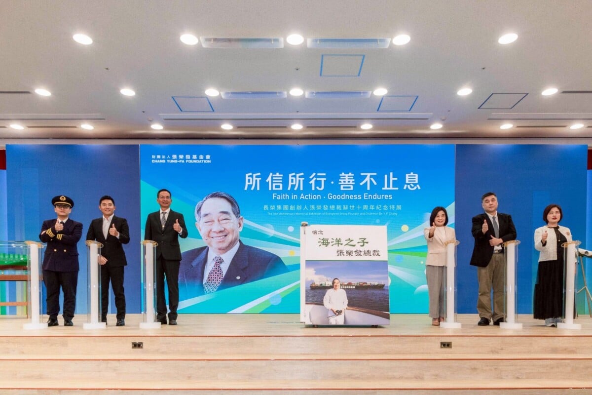 ▲「所信所行‧善不止息─長榮集團創辦人張榮發總裁辭世十周年紀念特展」於今(19)日舉辦開展記者會，由張榮發基金會鍾德美執行長(右三)主持，並邀請奧運銅牌高爾夫球選手潘政琮(左二)、雲林縣立樟湖生態國民中小學校長陳清圳(左三)、、視障歌唱家朱萬花(右一)、長榮海運大副林原生(左一)、《本心—張榮發的心內話與真性情》作者陳俍任(右二)等人以「懷念 海洋之子 張榮發」一書，進行特展開展儀式。