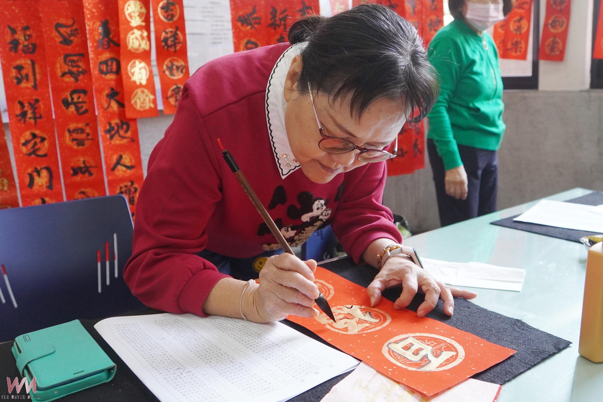 長青書法班揮毫傳愛　大葉大學春聯義賣籌助學金
